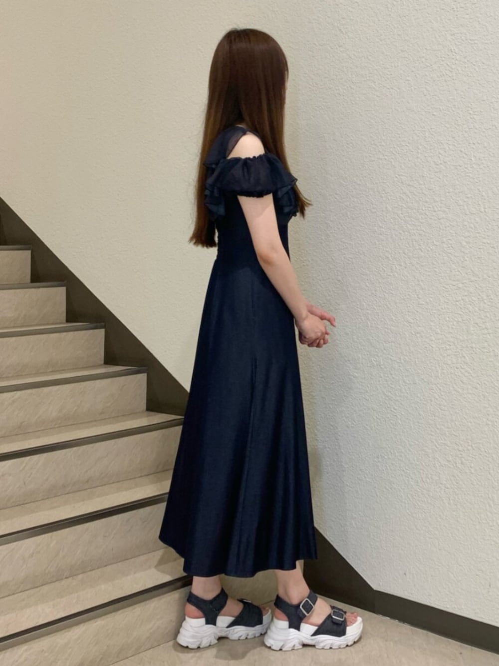 ブルー系のサンダル、ブルー系のワンピースを着用したレディースの夏コーディネートの3枚目の写真