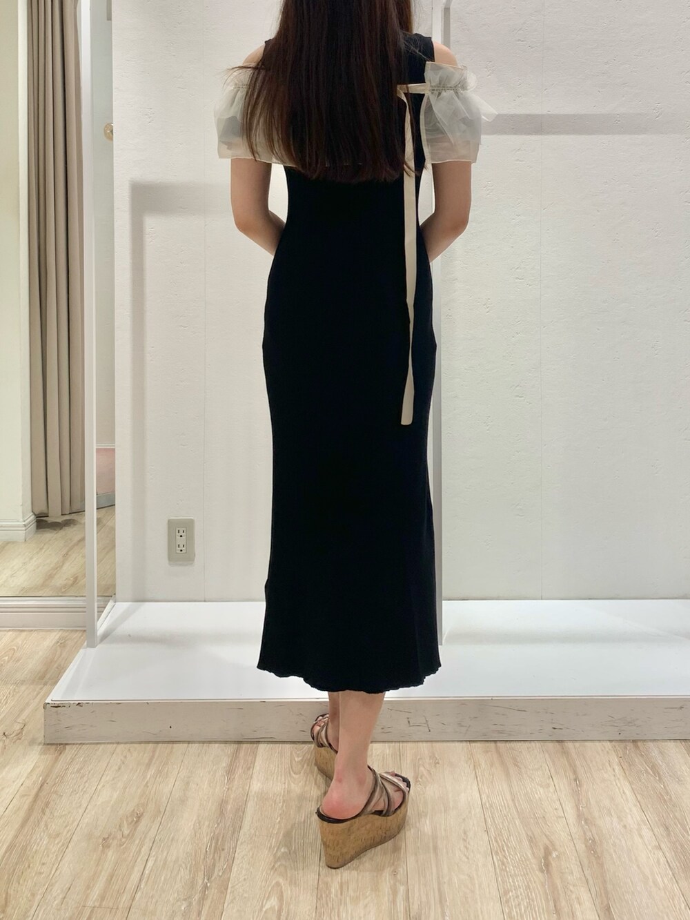 ブラック系のショルダーバッグ、ブラック系のワンピース、ブラック系のサンダルを着用したレディースの夏コーディネートの2枚目の写真