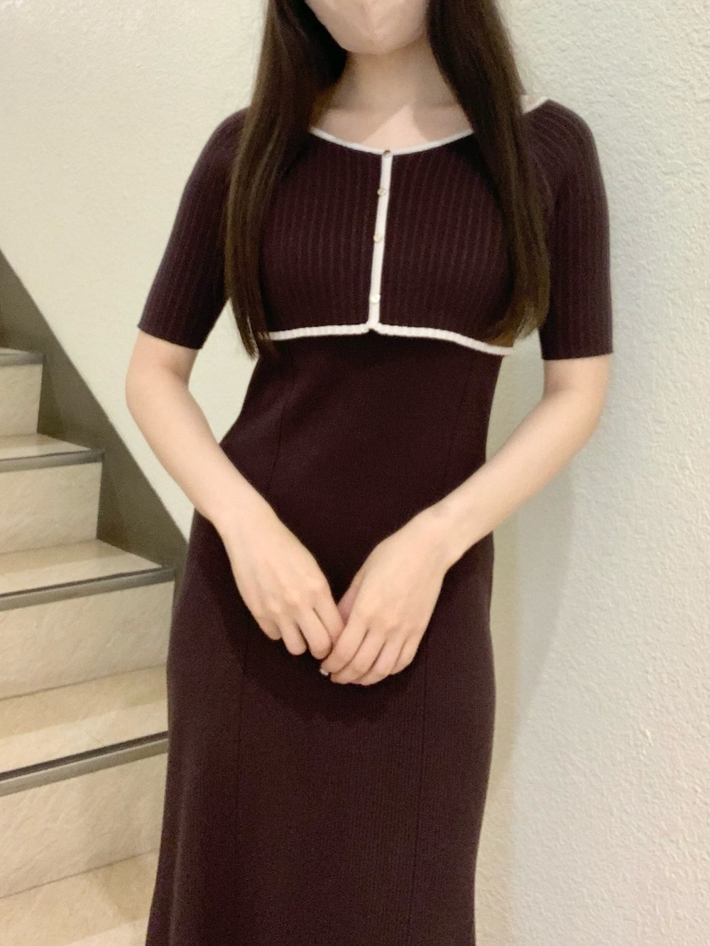 ブラウン系のワンピース、ベージュ系のパンプスを着用したレディースの夏コーディネートの4枚目の写真