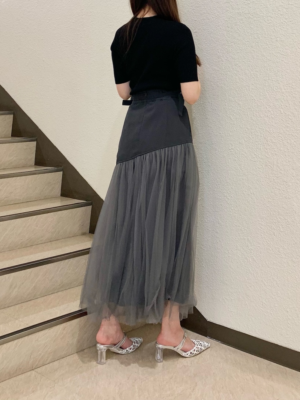 シルバー系のパンプス、ベージュ系のライダースジャケット、ブラック系のニット/セーターを着用したレディースの春コーディネートの3枚目の写真