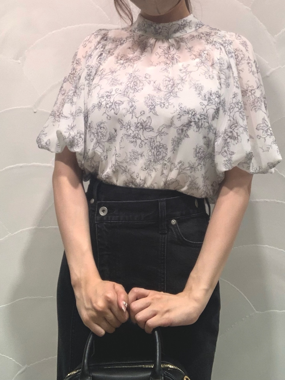 ブラック系のボストンバッグ、ブラック系のデニムスカート、グレー系のシャツ/ブラウスを着用したレディースの夏コーディネートの5枚目の写真