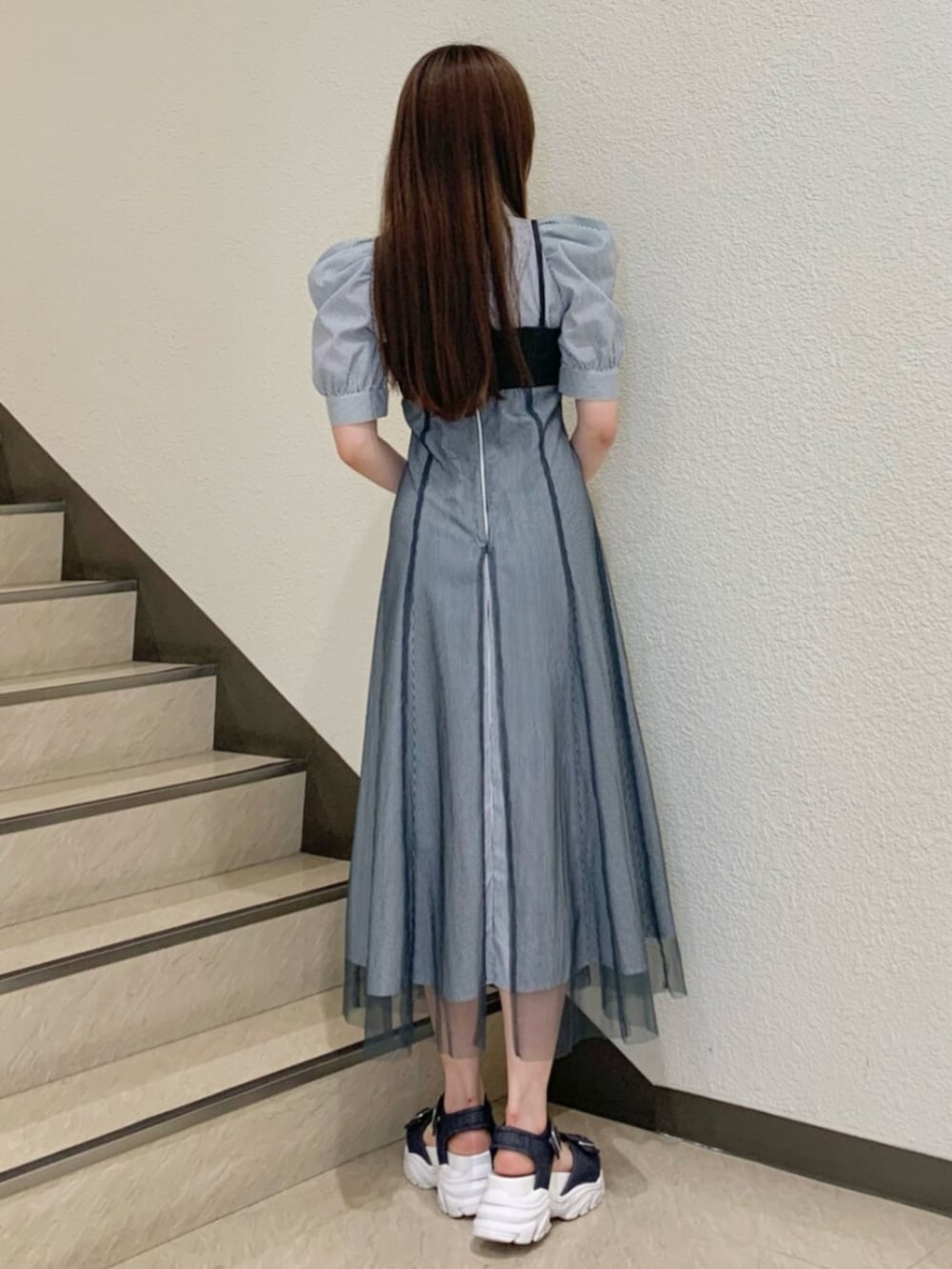 ブルー系のワンピース、ブルー系のサンダルを着用したレディースの夏コーディネートの2枚目の写真