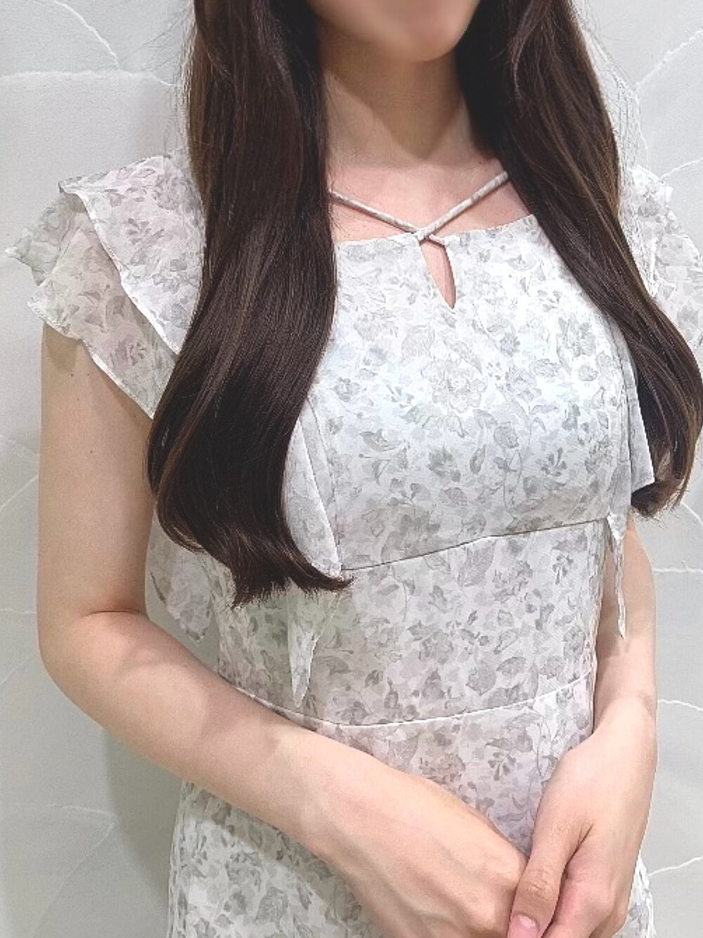 ホワイト系のワンピース、パープル系のカーディガン/ボレロを着用したレディースの夏コーディネートの4枚目の写真