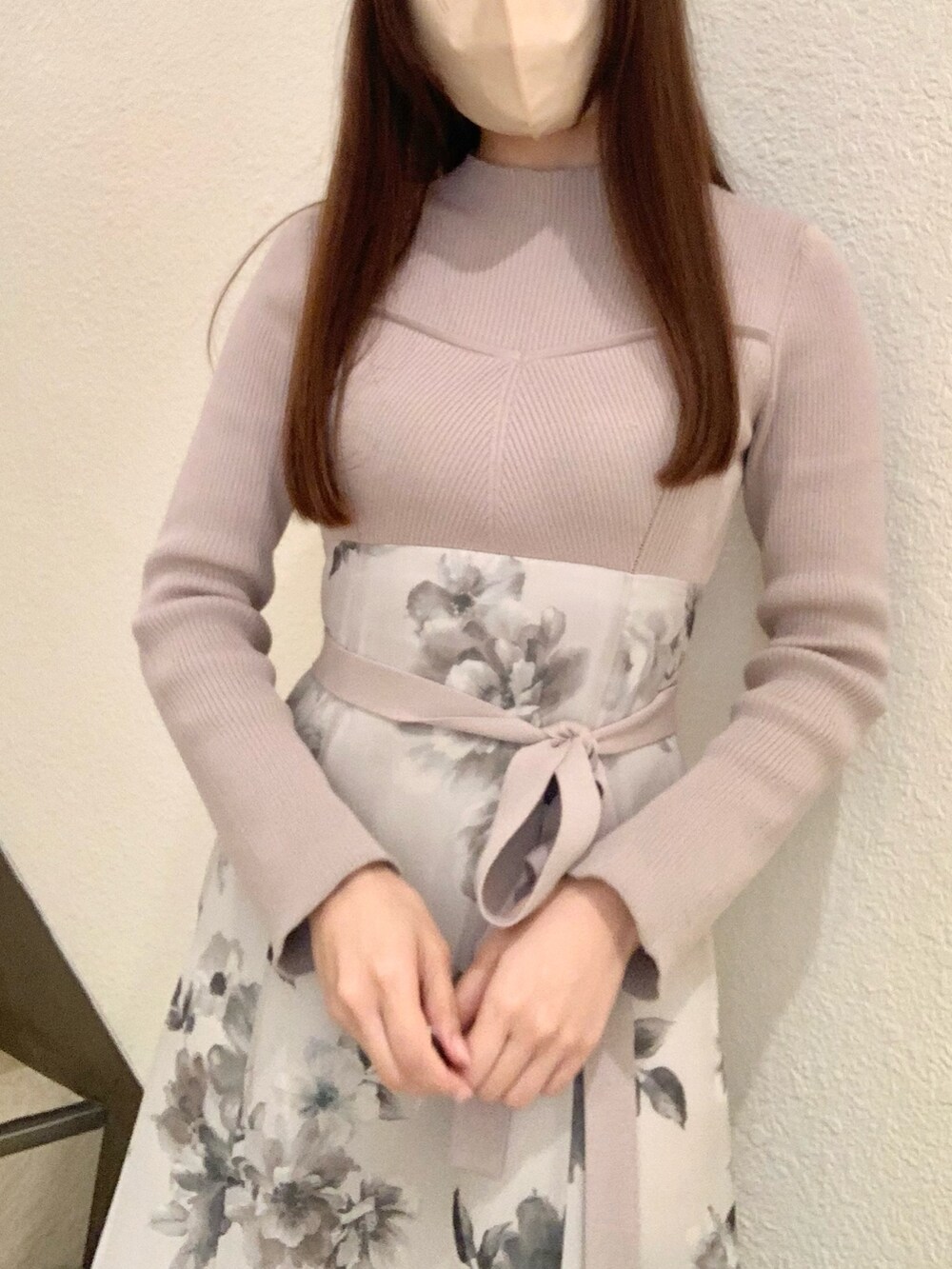 ベージュ系のワンピース、ブラウン系のブーツを着用したレディースの冬コーディネートの4枚目の写真