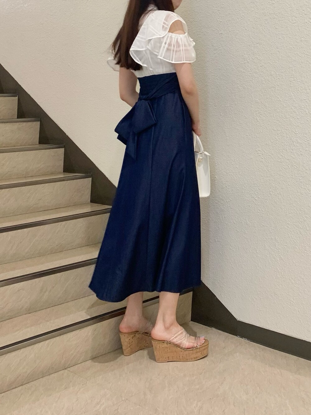 ホワイト系のワンピース、ホワイト系のショルダーバッグ、その他のサンダルを着用したレディースの春コーディネートの3枚目の写真