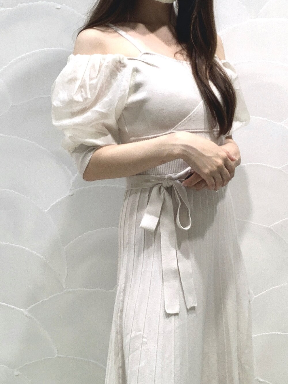 ブラック系のハンドバッグ、ホワイト系のワンピースを着用したレディースの夏コーディネートの5枚目の写真