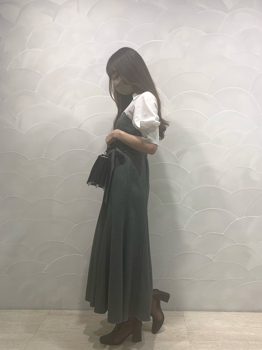 その他のワンピース、ブラウン系のハンドバッグ、ブラウン系のブーツを着用したレディースの夏コーディネートの2枚目の写真