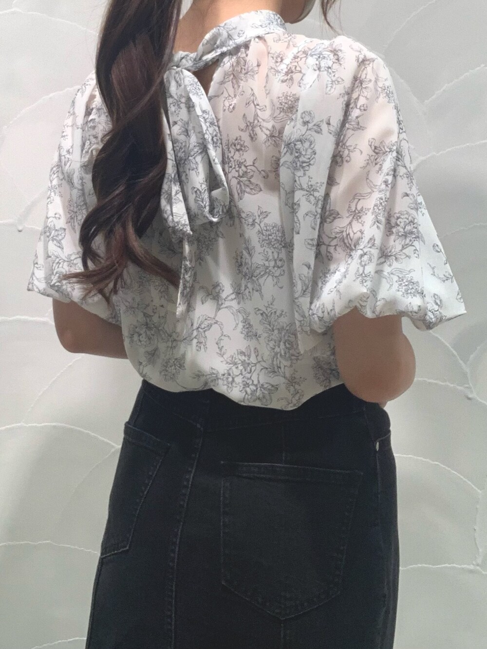 ブラック系のボストンバッグ、ブラック系のデニムスカート、グレー系のシャツ/ブラウスを着用したレディースの夏コーディネートの6枚目の写真