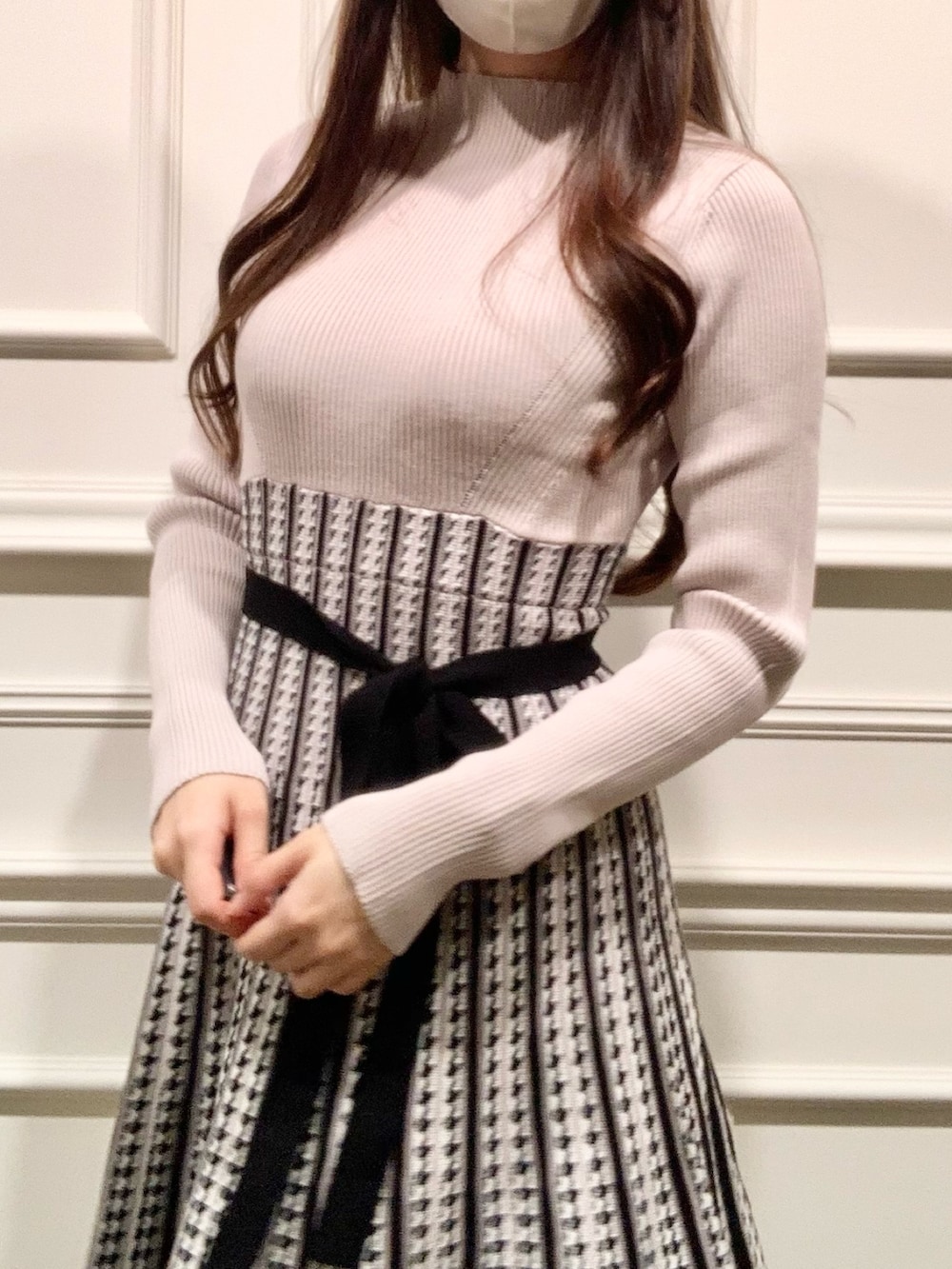 「高身長女子、イエベ秋、骨格ストレート」｜「MERCURYDUOのマルチウェイバイカラーミニBAG（ハンドバッグ、ホワイト系）」を使った、NAMIさん（レディース・163cm）の秋コーディネートの5枚目の写真