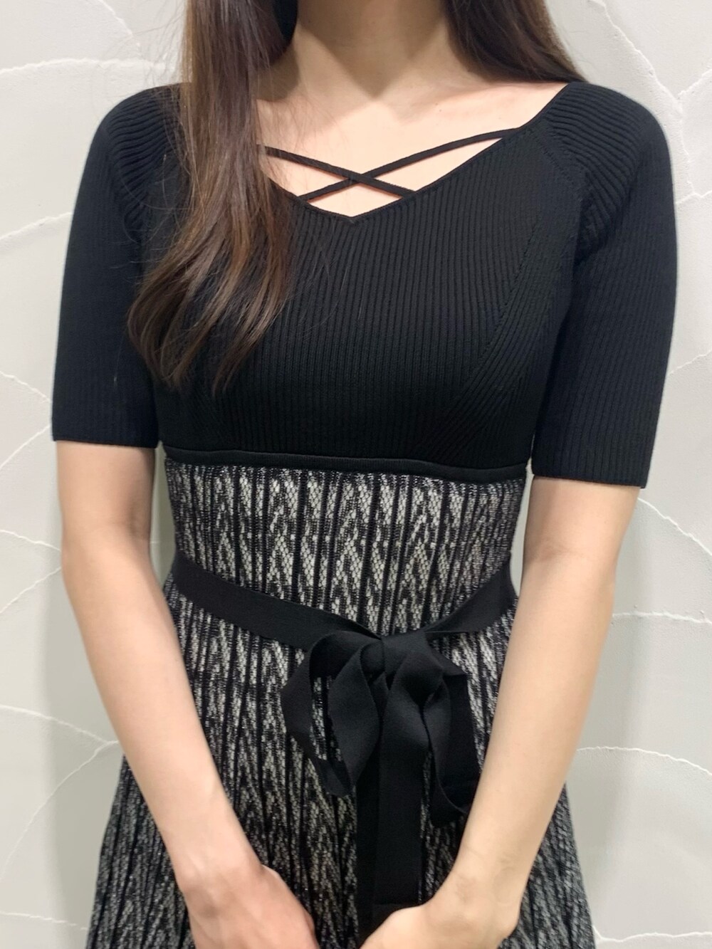 「高身長コーデ、秋コーデ、デートコーデ、大人かわいい、骨格ストレート、イエベ秋」｜「MERCURYDUOのシアーストライプフレアニットワンピース（ワンピース、ブラック系）」を使った、NAMIさん（レディース・163cm）の夏コーディネートの4枚目の写真