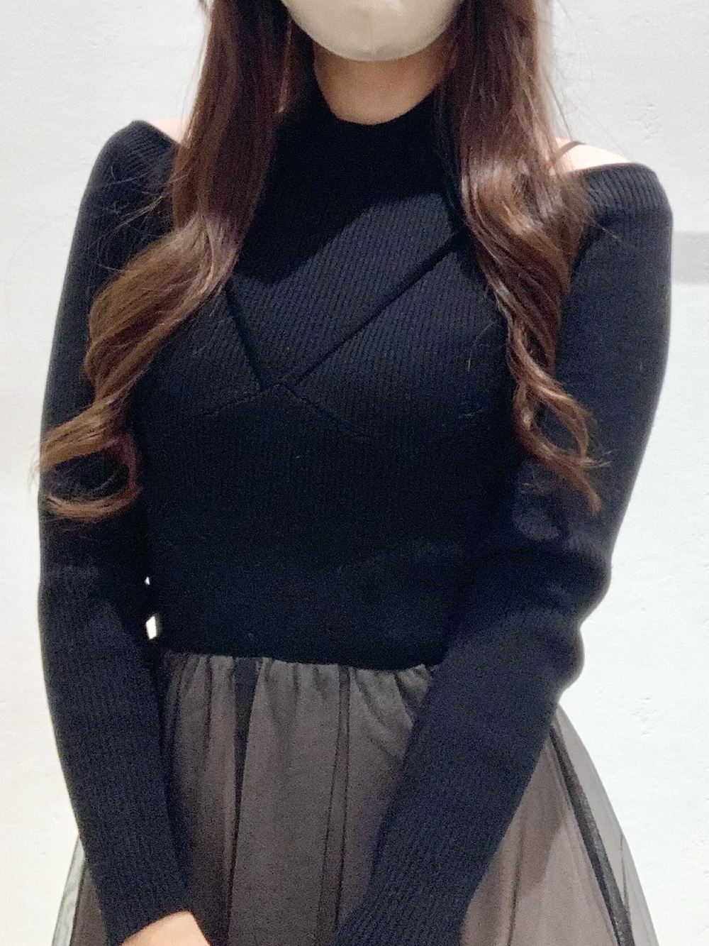 ブラック系のワンピース、ホワイト系のショルダーバッグ、ホワイト系のその他アウターを着用したレディースの秋コーディネートの4枚目の写真