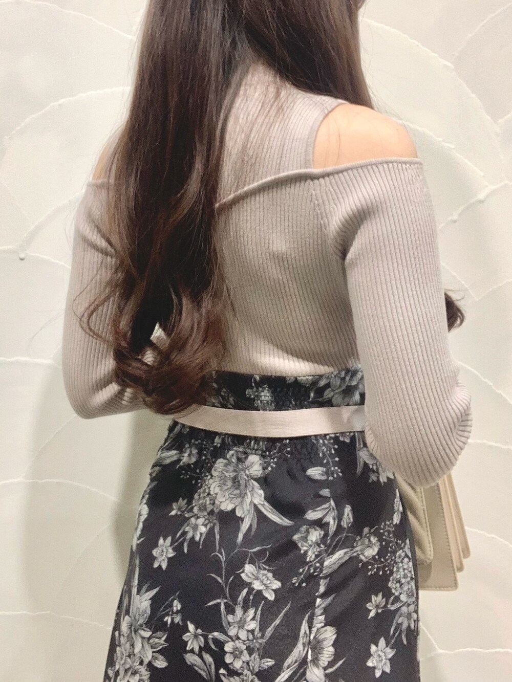 ベージュ系のワンピース、ベージュ系のショルダーバッグ、ブラウン系のブーツを着用したレディースの秋コーディネートの6枚目の写真