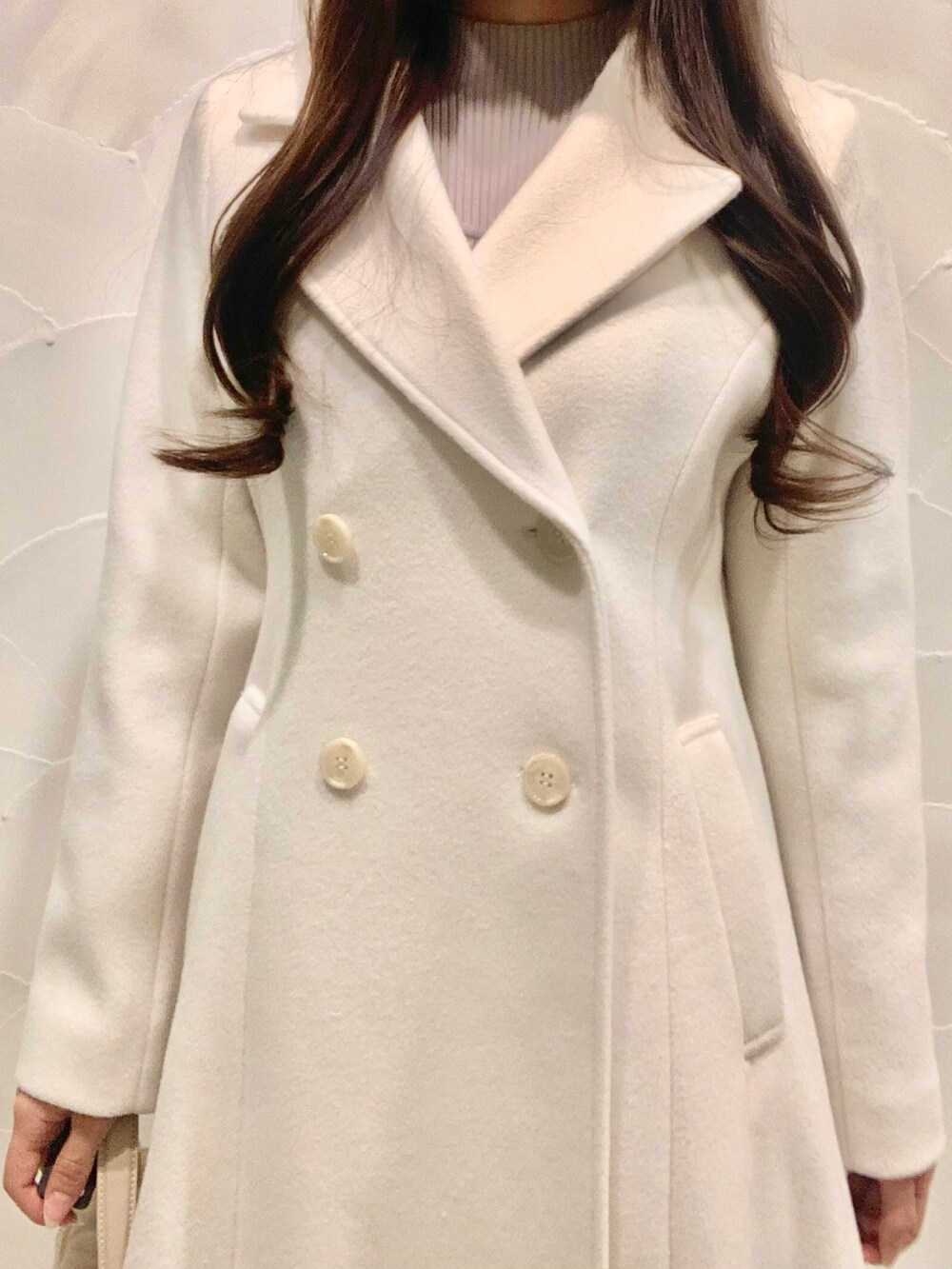 ホワイト系のその他アウター、ベージュ系のショルダーバッグ、ブラウン系のブーツを着用したレディースの秋コーディネートの4枚目の写真