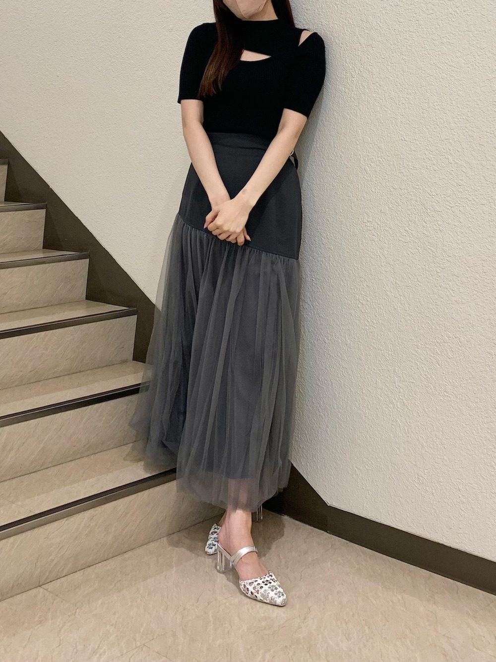 シルバー系のパンプス、ベージュ系のライダースジャケット、ブラック系のニット/セーターを着用したレディースの春コーディネートの2枚目の写真