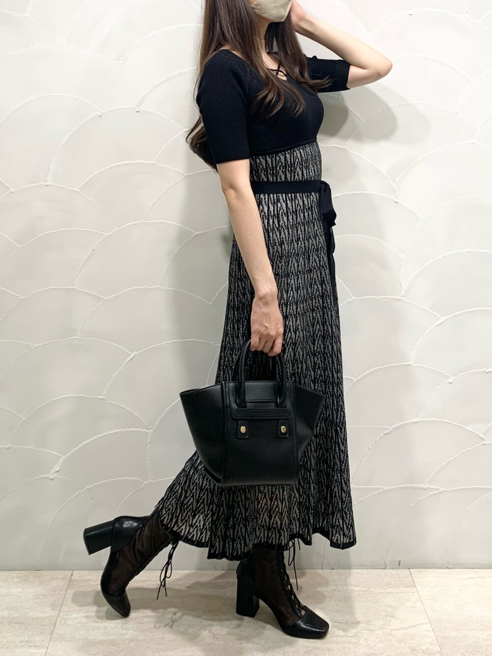 「高身長コーデ、秋コーデ、デートコーデ、大人かわいい、骨格ストレート、イエベ秋」｜「MERCURYDUOのシアーストライプフレアニットワンピース（ワンピース、ブラック系）」を使った、NAMIさん（レディース・163cm）の夏コーディネートの3枚目の写真