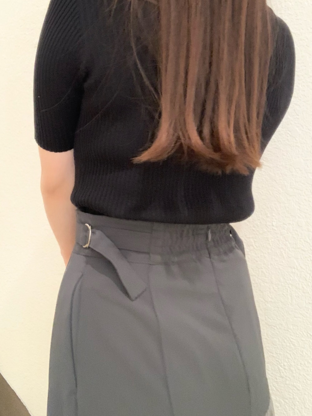 シルバー系のパンプス、ベージュ系のライダースジャケット、ブラック系のニット/セーターを着用したレディースの春コーディネートの4枚目の写真