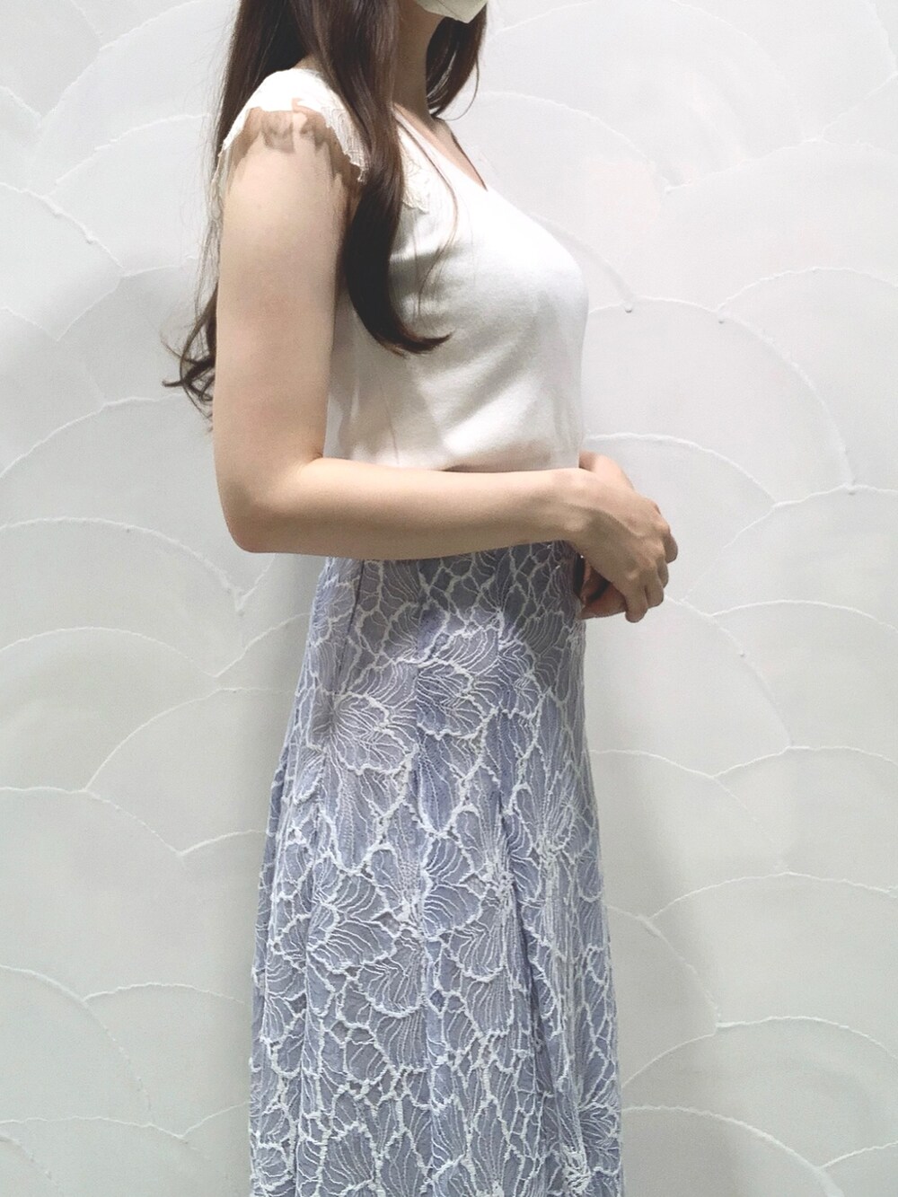 ホワイト系のニット/セーター、ホワイト系のサンダル、ブルー系のスカートを着用したレディースの夏コーディネートの4枚目の写真