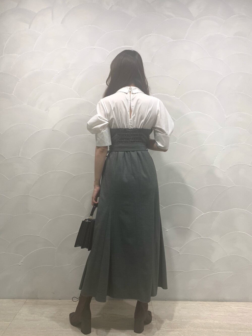 その他のワンピース、ブラウン系のハンドバッグ、ブラウン系のブーツを着用したレディースの夏コーディネートの5枚目の写真