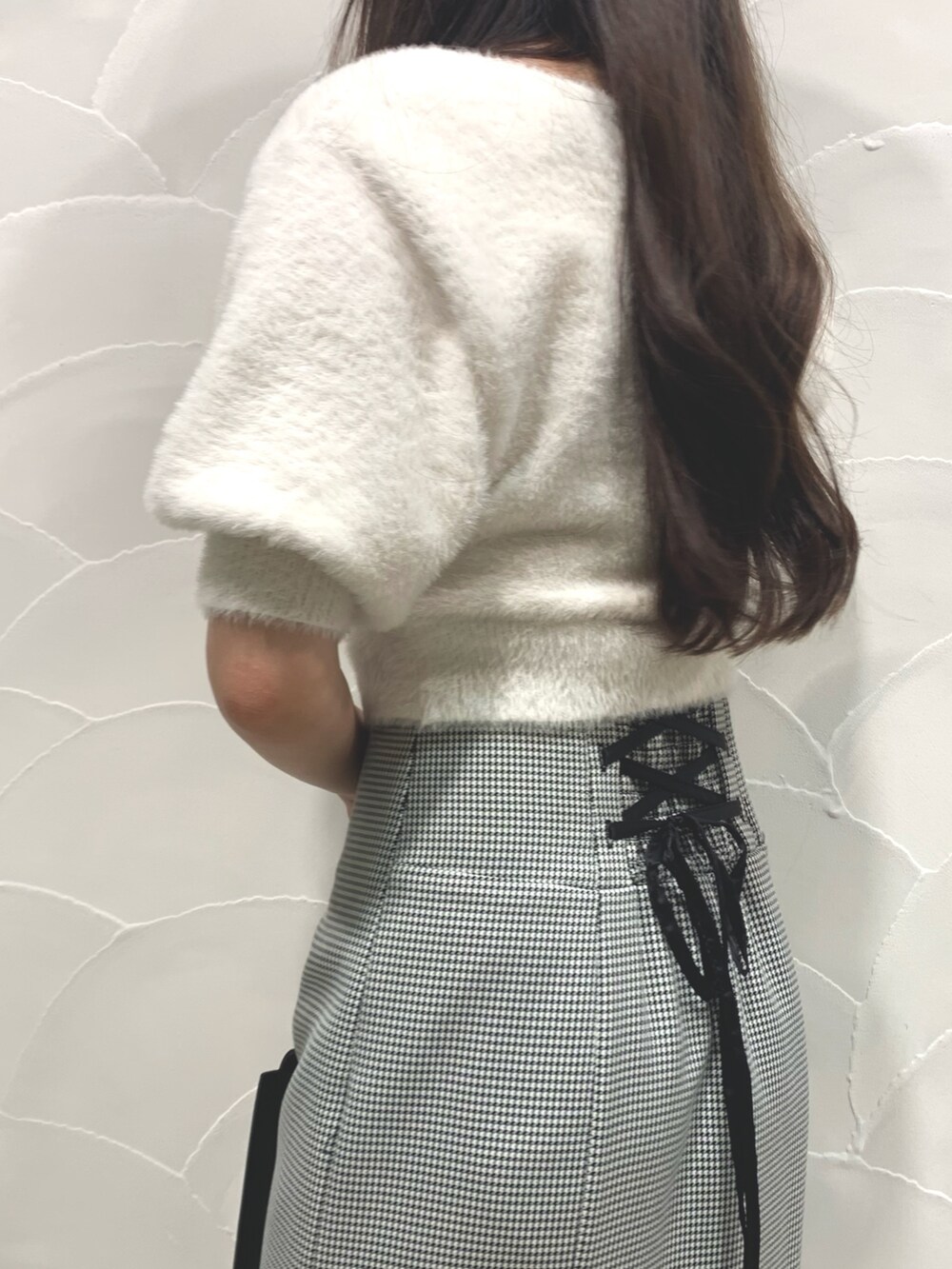 ブラック系のハンドバッグ、ホワイト系のカーディガン/ボレロ、その他のスカートを着用したレディースの夏コーディネートの5枚目の写真