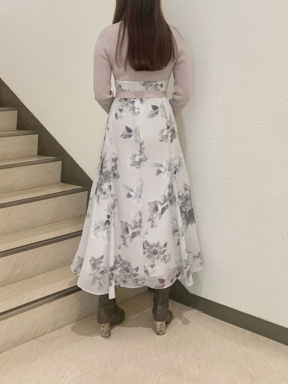 ベージュ系のワンピース、ブラウン系のブーツを着用したレディースの冬コーディネートの3枚目の写真