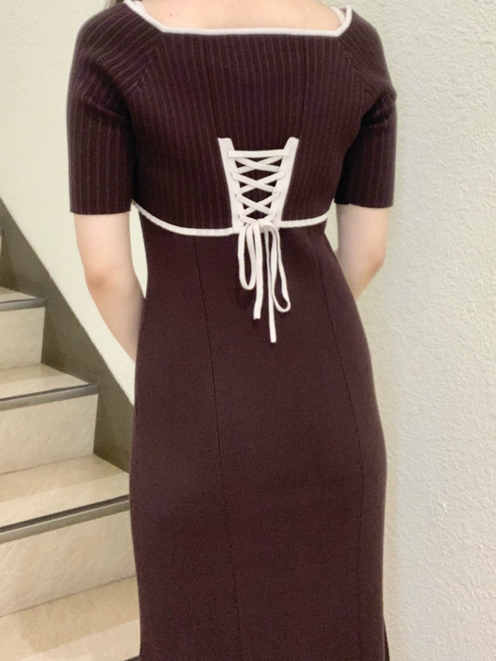 ブラウン系のワンピース、ベージュ系のパンプスを着用したレディースの夏コーディネートの5枚目の写真