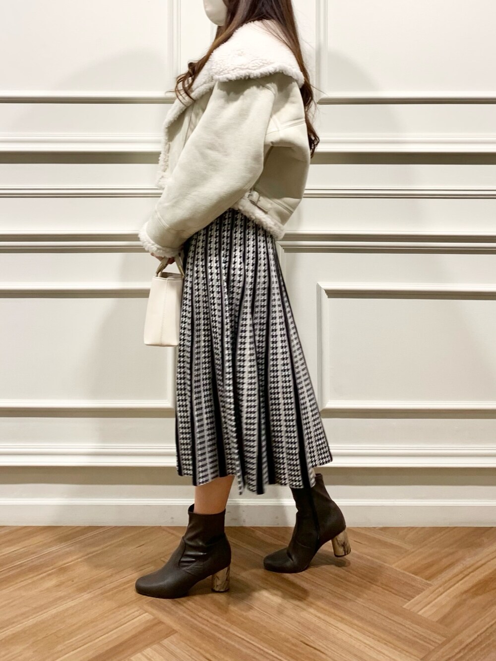 「高身長女子、イエベ秋、骨格ストレート」｜「MERCURYDUOのマルチウェイバイカラーミニBAG（ハンドバッグ、ホワイト系）」を使った、NAMIさん（レディース・163cm）の秋コーディネートの3枚目の写真