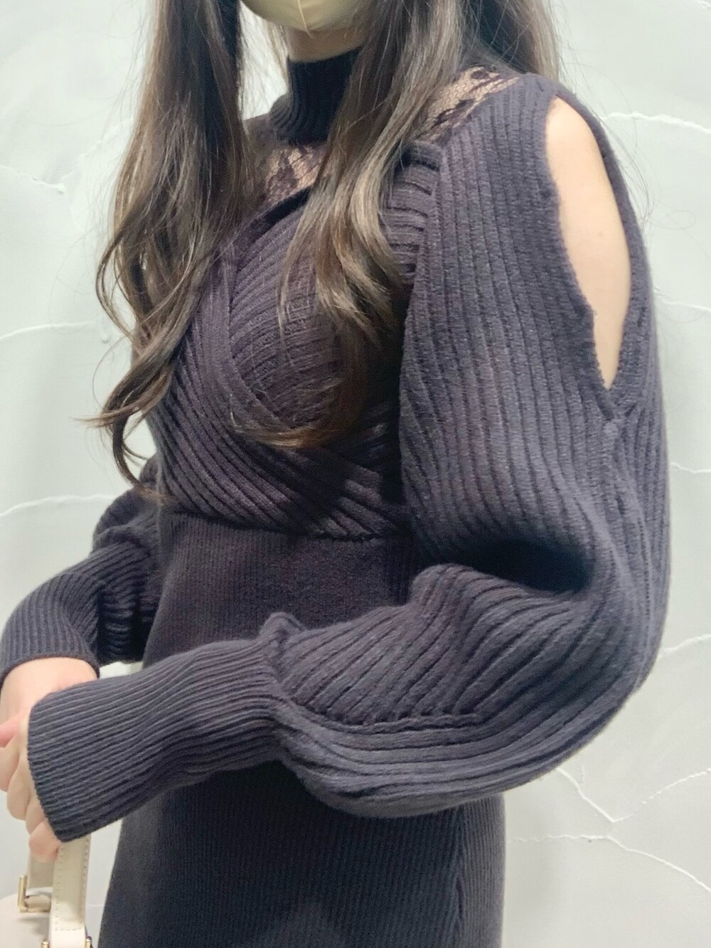 グレー系のワンピース、ホワイト系のショルダーバッグ、ホワイト系のブーツを着用したレディースの秋コーディネートの5枚目の写真