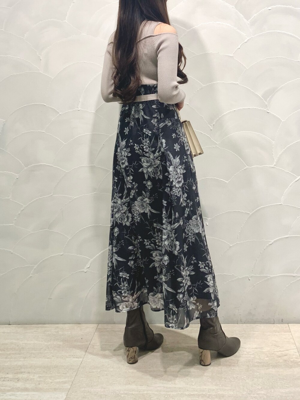 ベージュ系のワンピース、ベージュ系のショルダーバッグ、ブラウン系のブーツを着用したレディースの秋コーディネートの4枚目の写真