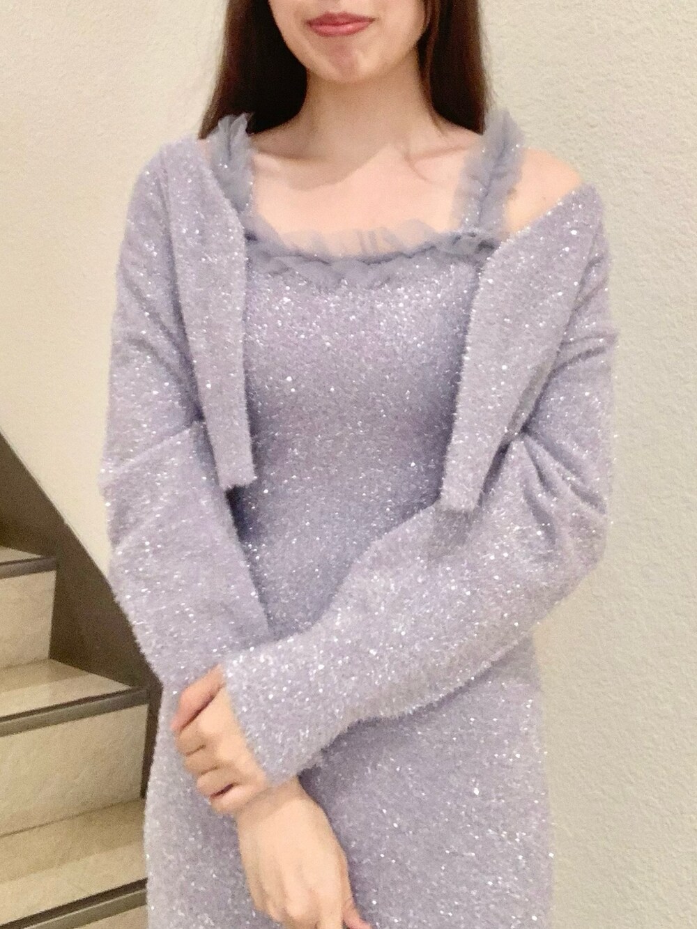 パープル系のワンピース、ホワイト系のブーツを着用したレディースの秋コーディネートの4枚目の写真