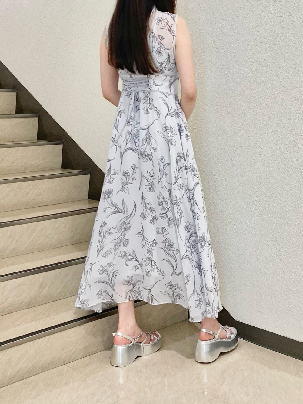 グレー系のワンピース、シルバー系のサンダルを着用したレディースの夏コーディネートの3枚目の写真