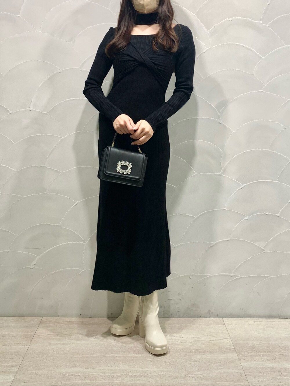 ホワイト系のダウンジャケット/コート、ブラック系のショルダーバッグ、ホワイト系のブーツを着用したレディースの冬コーディネートの4枚目の写真