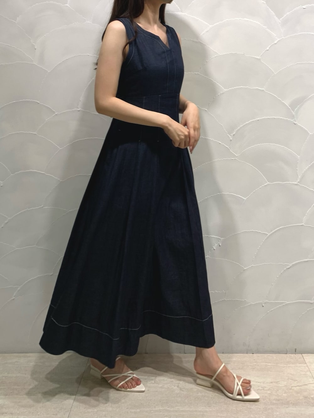 「高身長コーデ 、夏コーデ、カジュアルコーデ、骨格ストレート、イエベ秋」｜「MERCURYDUOのナローストラップポイントトゥサンダル（サンダル、ホワイト系）」を使った、NAMIさん（レディース・163cm）の夏コーディネートの4枚目の写真