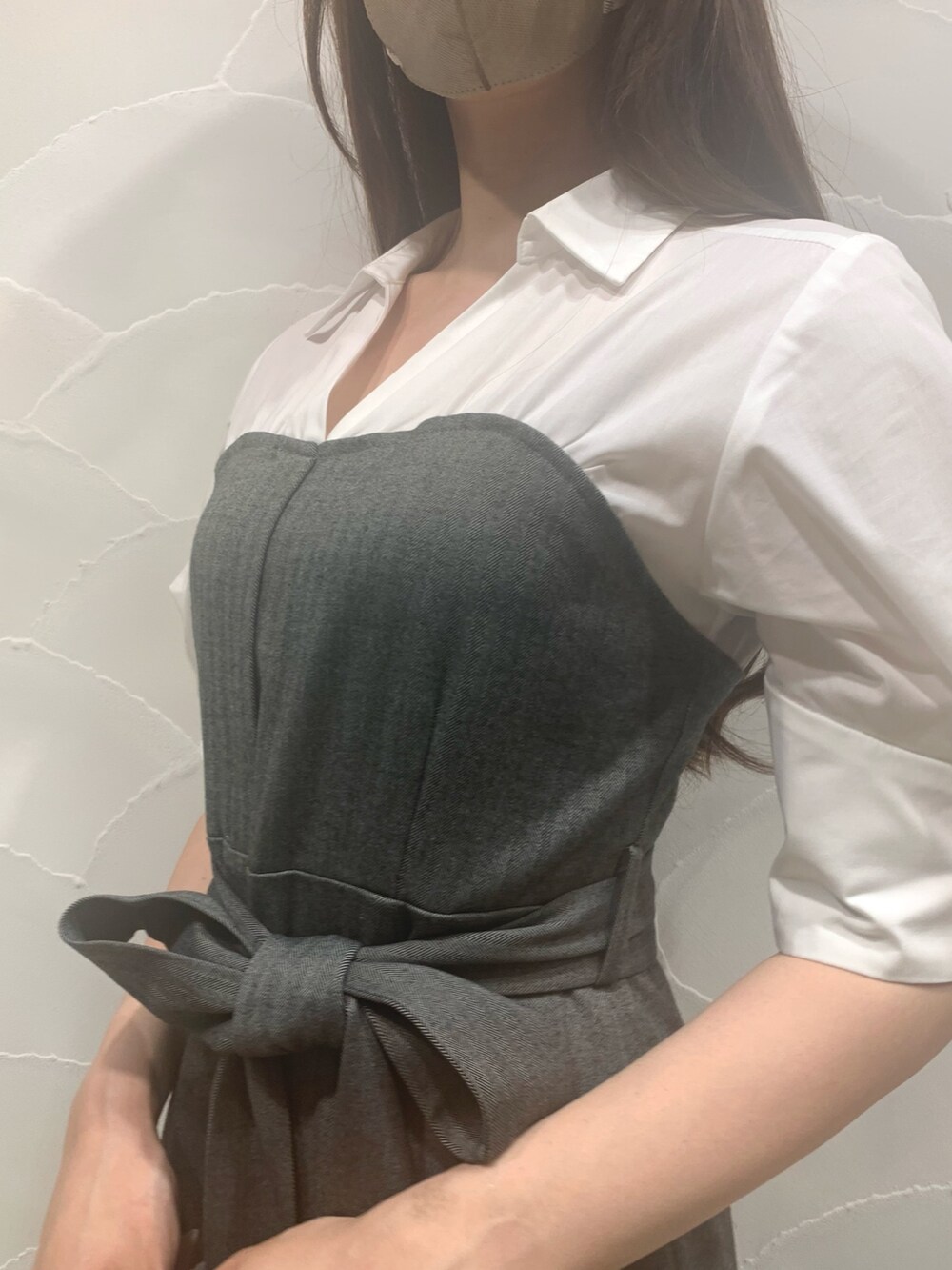 その他のワンピース、ブラウン系のハンドバッグ、ブラウン系のブーツを着用したレディースの夏コーディネートの3枚目の写真