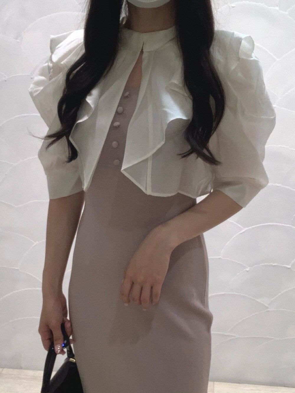 ブラウン系のハンドバッグ、ベージュ系のワンピース、ブラウン系のブーツを着用したレディースの夏コーディネートの4枚目の写真