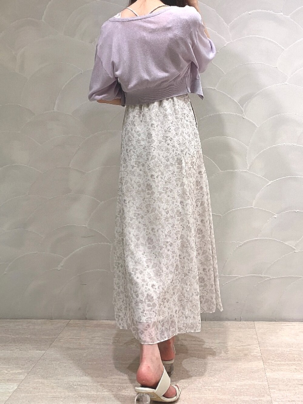 ホワイト系のワンピース、パープル系のカーディガン/ボレロを着用したレディースの夏コーディネートの3枚目の写真