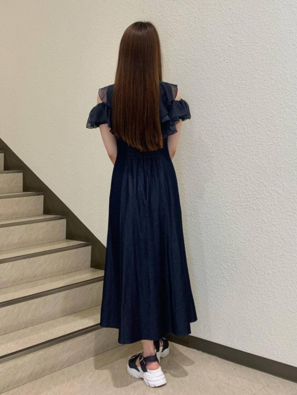 ブルー系のサンダル、ブルー系のワンピースを着用したレディースの夏コーディネートの2枚目の写真