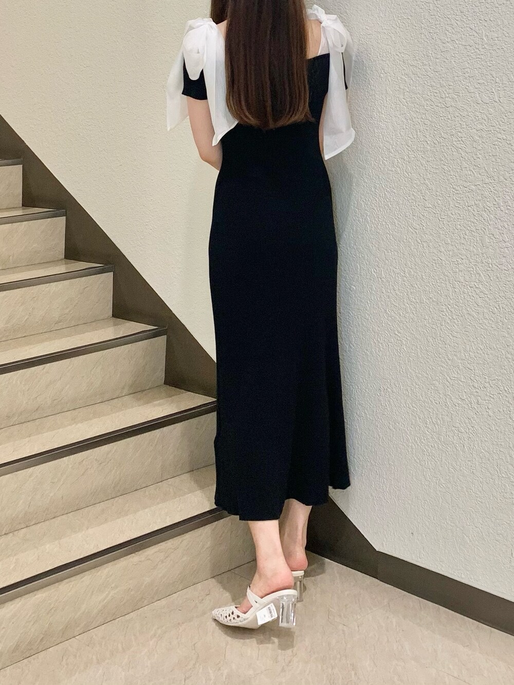 ホワイト系のパンプス、ブラック系のワンピースを着用したレディースの夏コーディネートの3枚目の写真