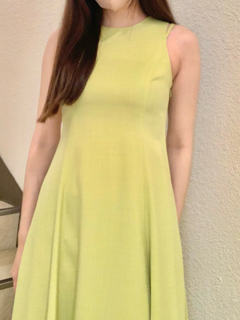 ホワイト系のカーディガン/ボレロ、グリーン系のワンピース、ホワイト系のサンダルを着用したレディースの春コーディネートの4枚目の写真