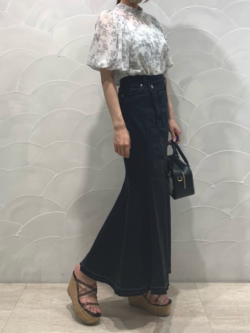 ブラック系のボストンバッグ、ブラック系のデニムスカート、グレー系のシャツ/ブラウスを着用したレディースの夏コーディネートの2枚目の写真