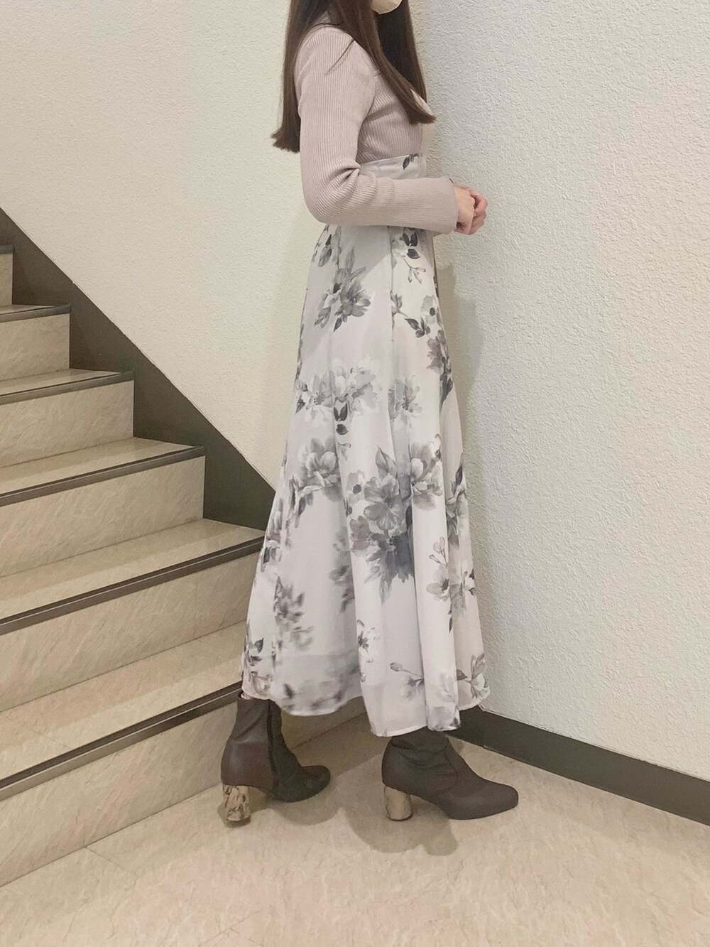 ベージュ系のワンピース、ブラウン系のブーツを着用したレディースの冬コーディネートの2枚目の写真