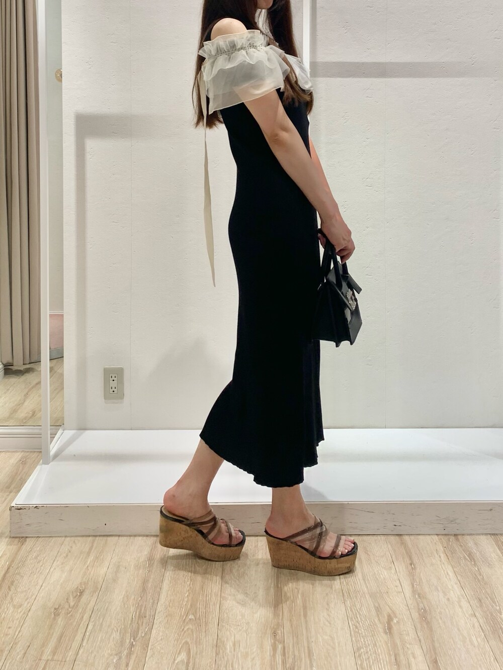 ブラック系のショルダーバッグ、ブラック系のワンピース、ブラック系のサンダルを着用したレディースの夏コーディネートの3枚目の写真