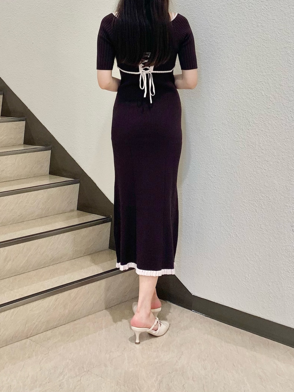 ブラウン系のワンピース、ベージュ系のパンプスを着用したレディースの夏コーディネートの3枚目の写真