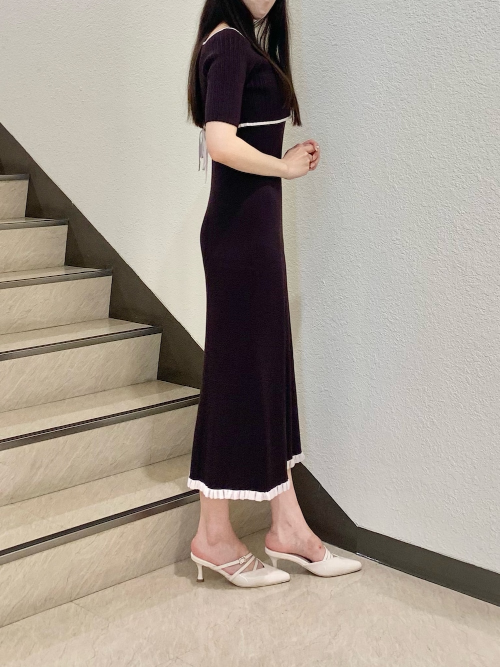 ブラウン系のワンピース、ベージュ系のパンプスを着用したレディースの夏コーディネートの2枚目の写真