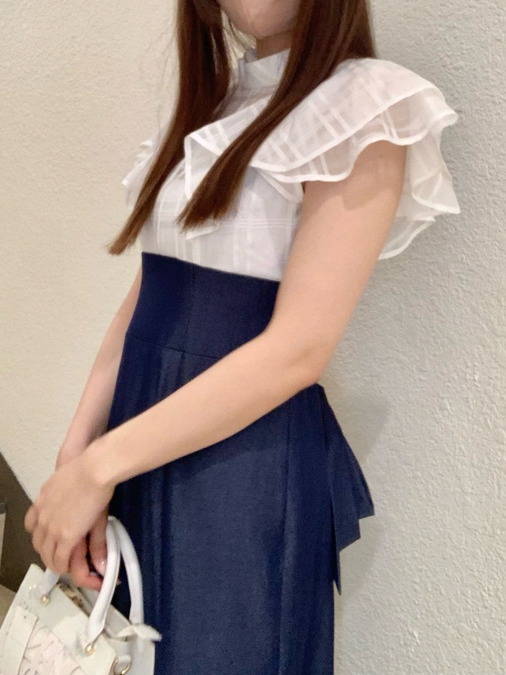 ホワイト系のワンピース、ホワイト系のショルダーバッグ、その他のサンダルを着用したレディースの春コーディネートの4枚目の写真