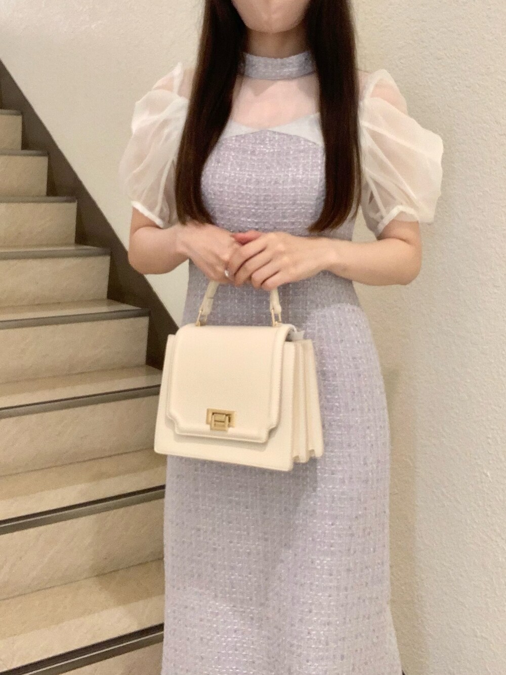 ホワイト系のハンドバッグ、パープル系のワンピース、ホワイト系のパンプスを着用したレディースの夏コーディネートの4枚目の写真