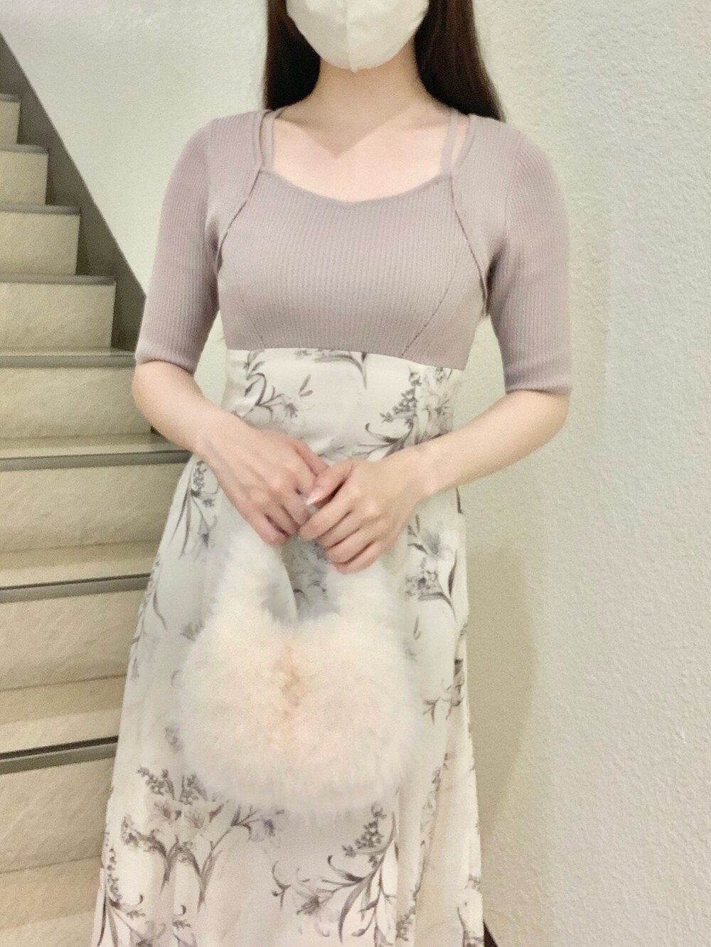 ブラック系のパンプス、ホワイト系のハンドバッグ、ベージュ系のワンピースを着用したレディースの夏コーディネートの4枚目の写真