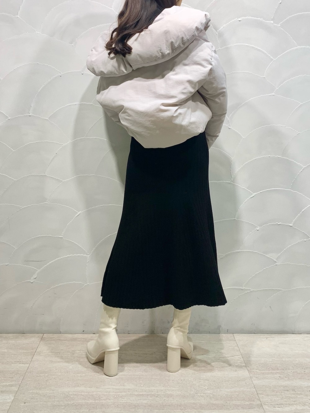 ホワイト系のダウンジャケット/コート、ブラック系のショルダーバッグ、ホワイト系のブーツを着用したレディースの冬コーディネートの3枚目の写真