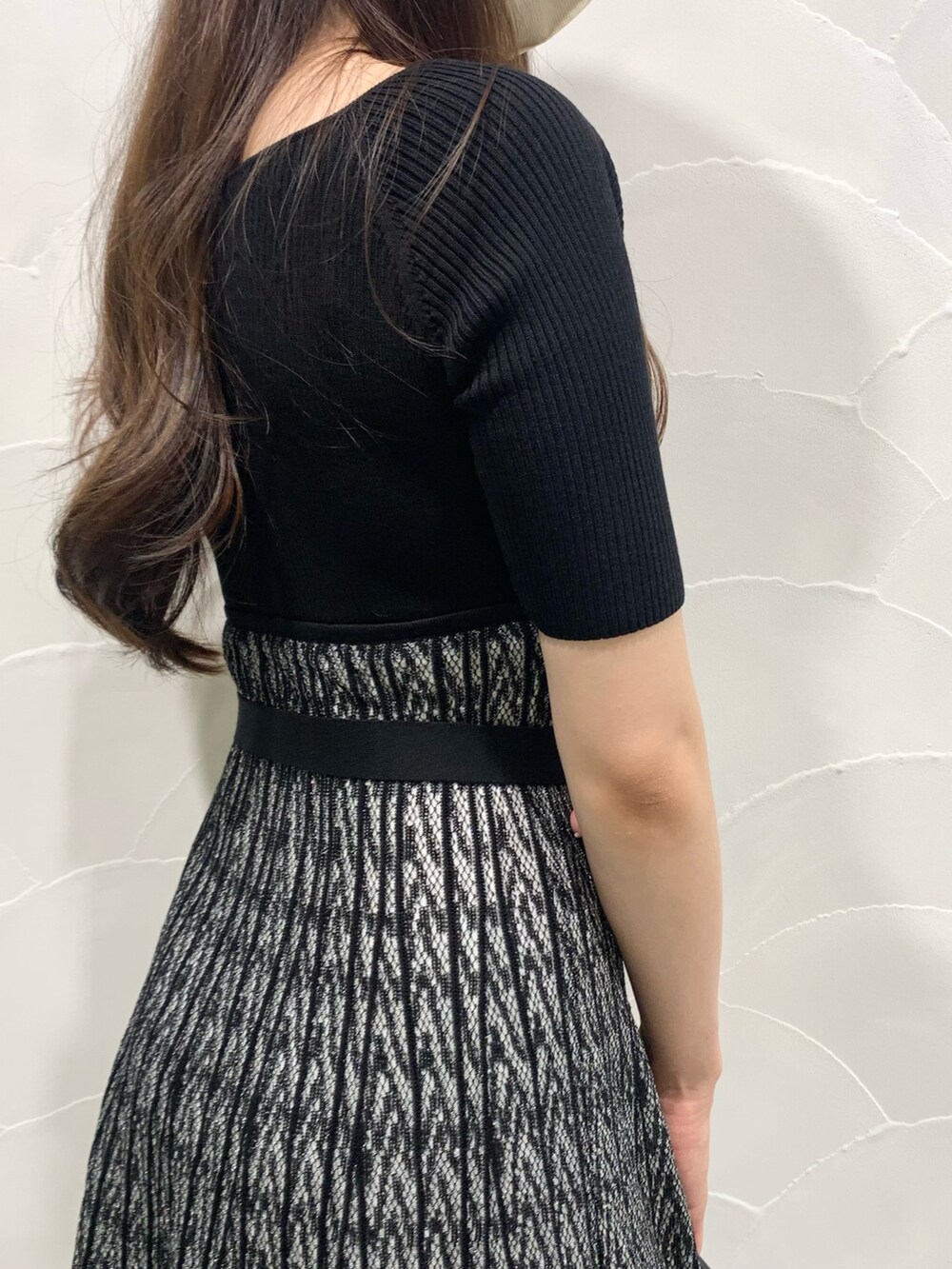 「高身長コーデ、秋コーデ、デートコーデ、大人かわいい、骨格ストレート、イエベ秋」｜「MERCURYDUOのシアーストライプフレアニットワンピース（ワンピース、ブラック系）」を使った、NAMIさん（レディース・163cm）の夏コーディネートの5枚目の写真