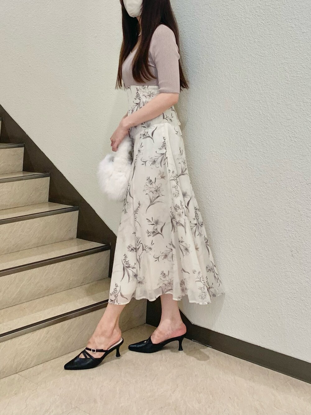 ブラック系のパンプス、ホワイト系のハンドバッグ、ベージュ系のワンピースを着用したレディースの夏コーディネートの3枚目の写真