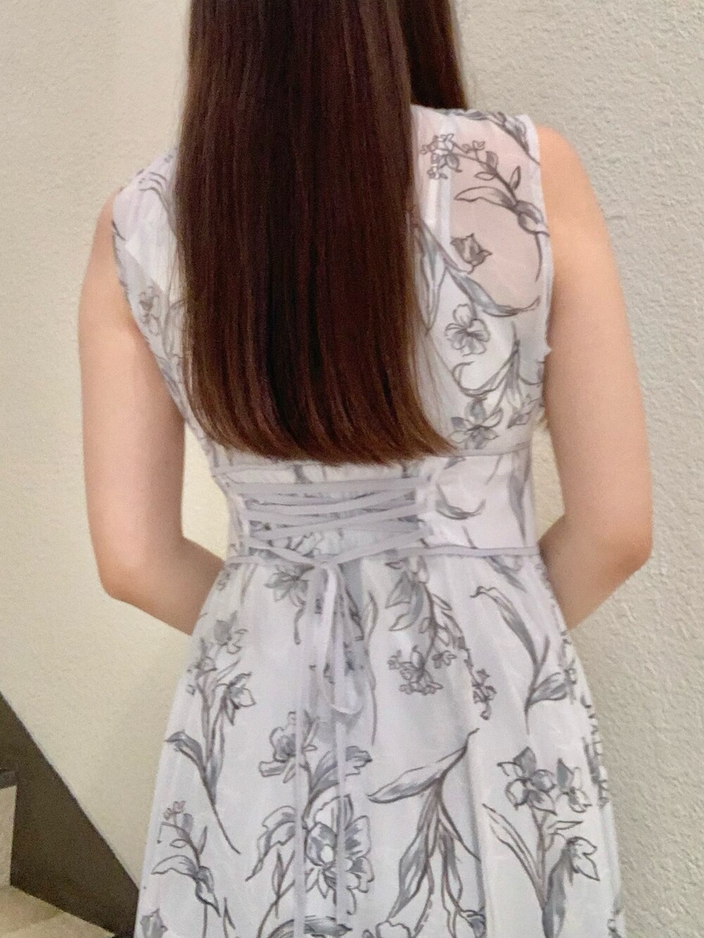 グレー系のワンピース、シルバー系のサンダルを着用したレディースの夏コーディネートの5枚目の写真